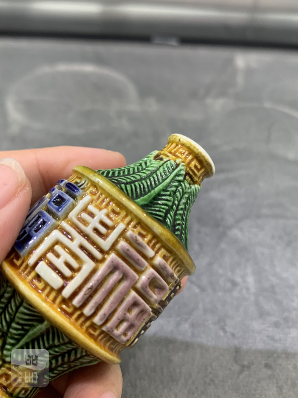 清晚期素三彩堆塑蕉叶纹福寿纹鼻烟壶 - 图9